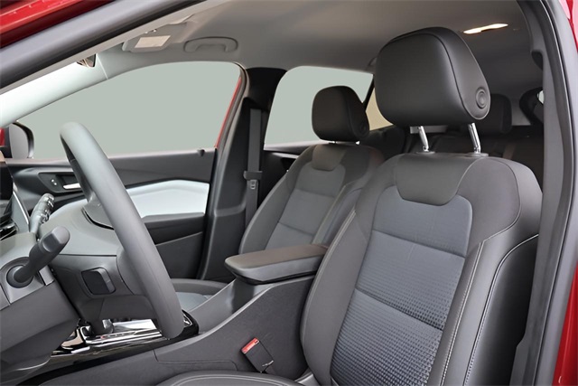 2025 Chevrolet Trax LT photo 2