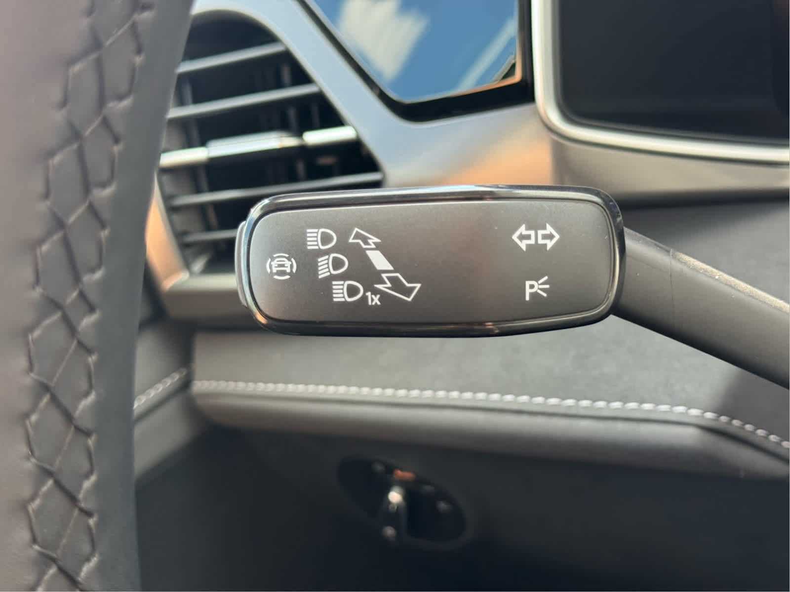 2025 Volkswagen Taos SE photo 17