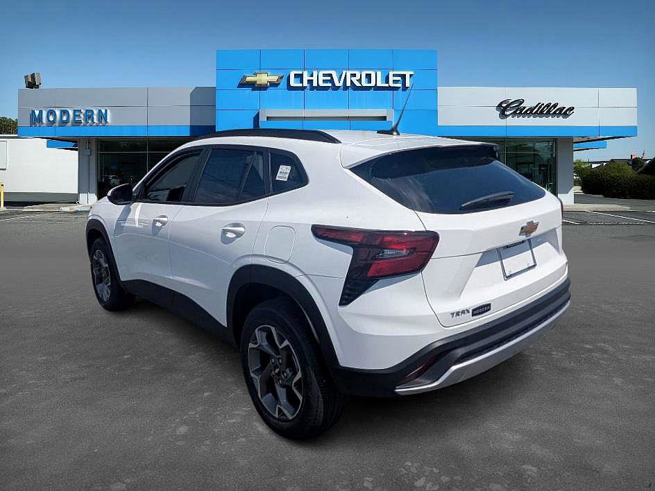 2025 Chevrolet Trax LT photo 7