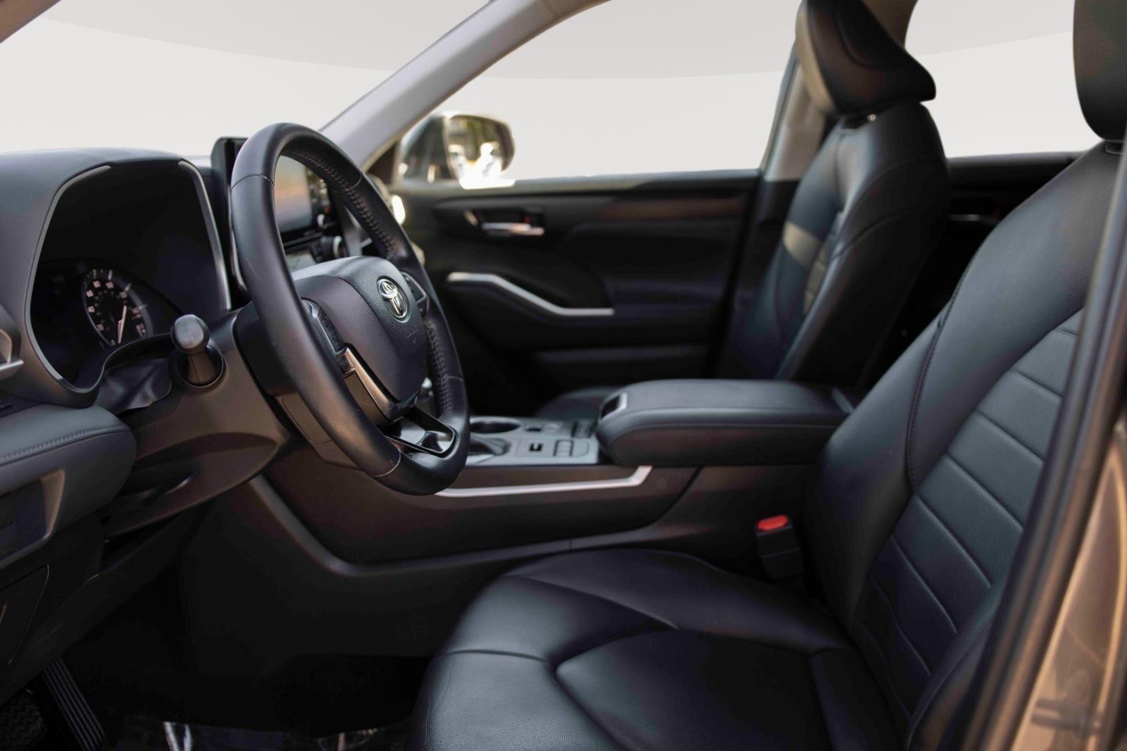 2021 Toyota Highlander XLE photo 2