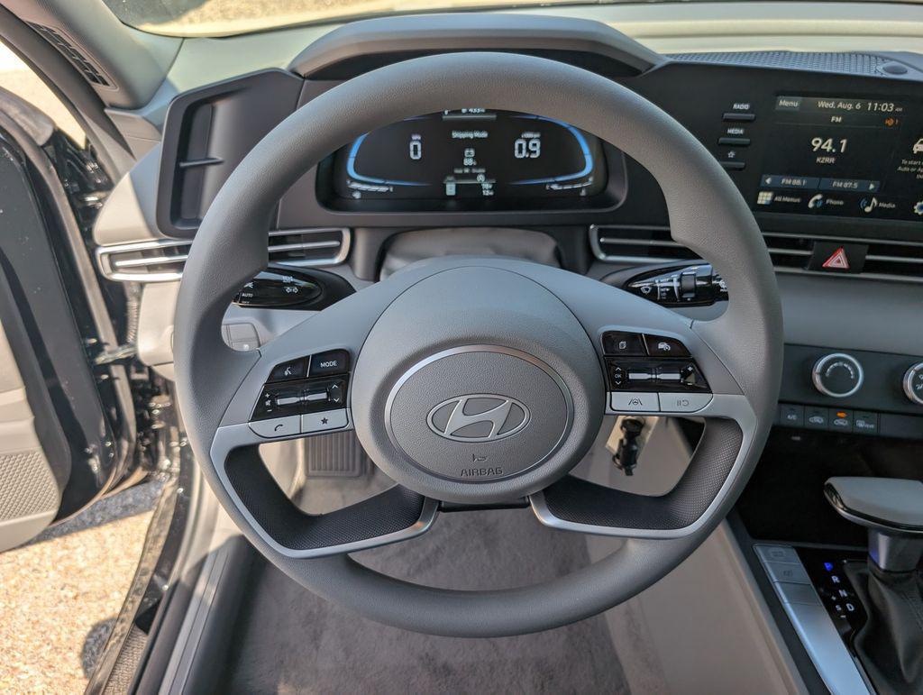 2025 Hyundai Elantra SE photo 13