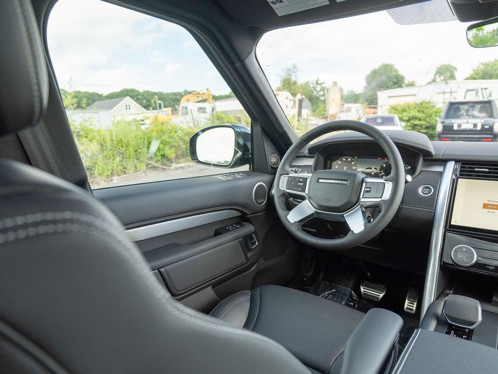 2025 Land Rover Discovery SE photo 17