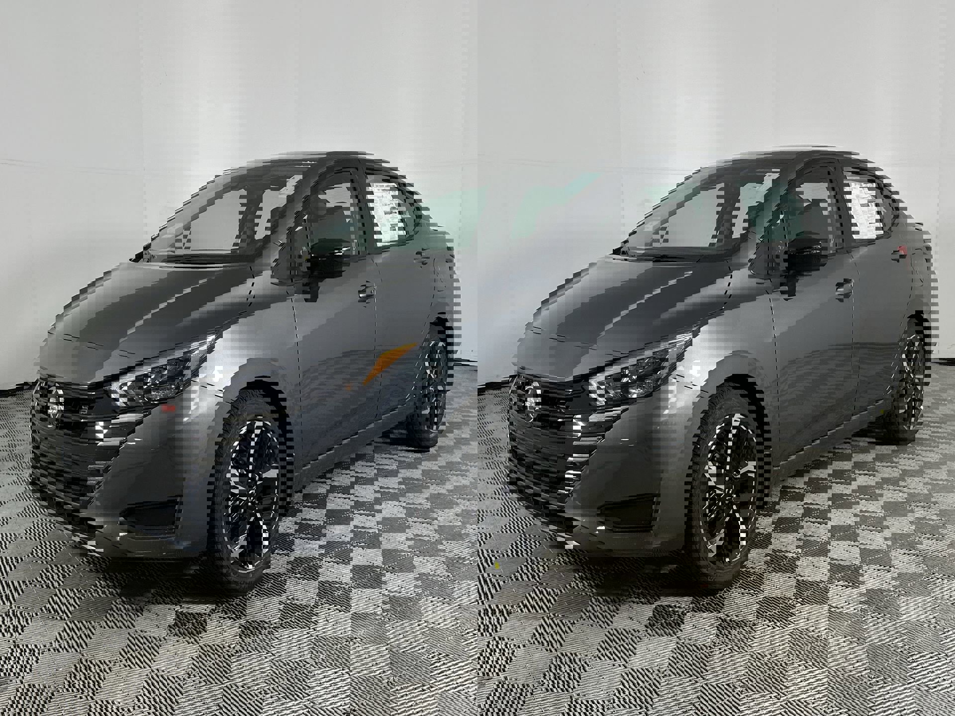 2025 Nissan Versa SR photo 3