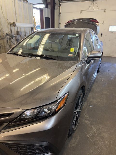 2024 Toyota Camry SE's photo