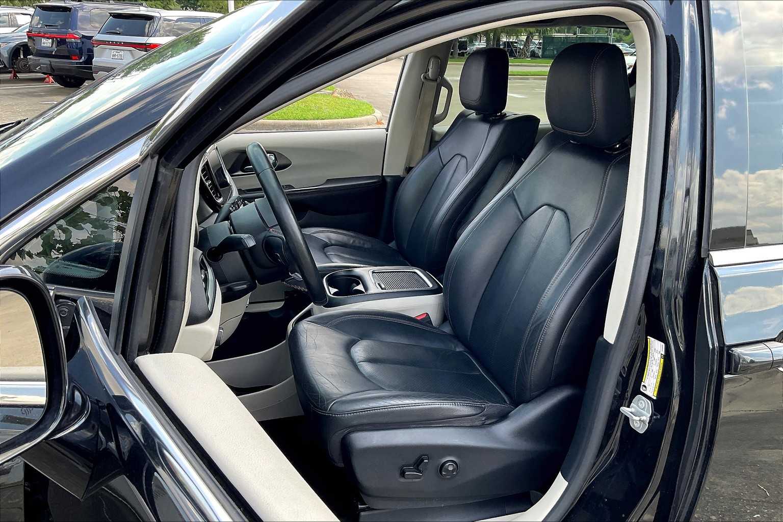2020 Chrysler Pacifica Touring Plus photo 6