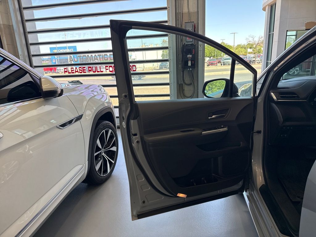 2022 Toyota Sienna XLE Woodland Edition photo 10