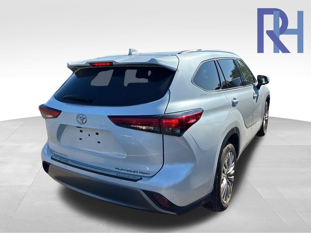 Used 2023 Toyota Highlander Limited with VIN 5TDKDRBH1PS033780 for sale in Coon Rapids, Minnesota