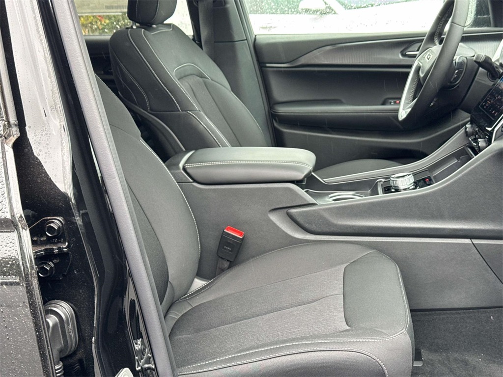2025 Jeep Grand Cherokee Laredo photo 13
