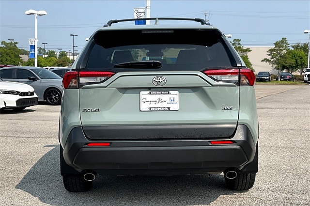2021 Toyota RAV4 XLE Premium photo 4