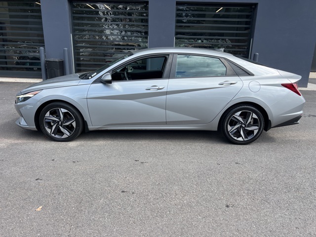 2023 Hyundai Elantra SEL Convenience photo 2