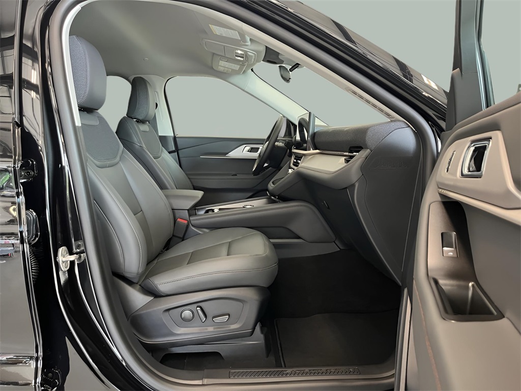 2025 Ford Explorer photo 26