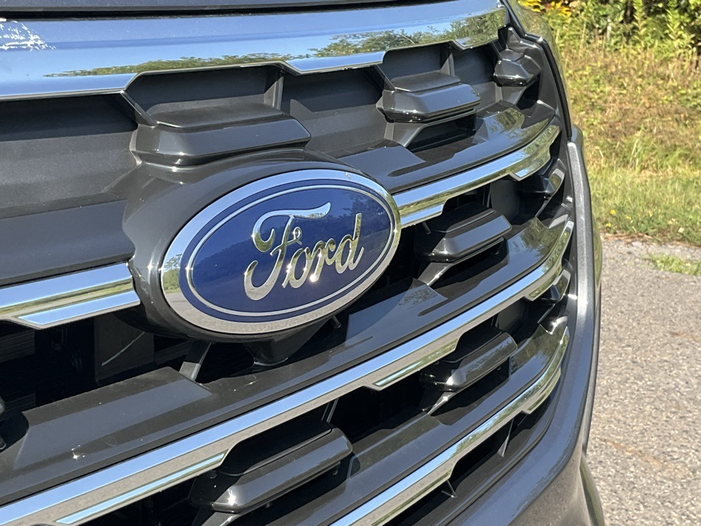 2025 Ford Explorer photo 3