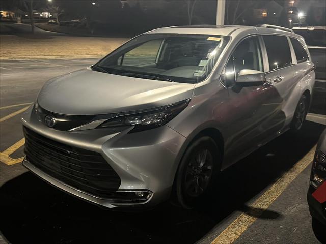 2024 Toyota Sienna XLE's photo
