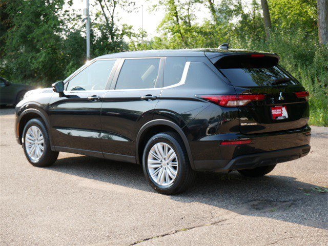 2024 Mitsubishi Outlander ES photo 3