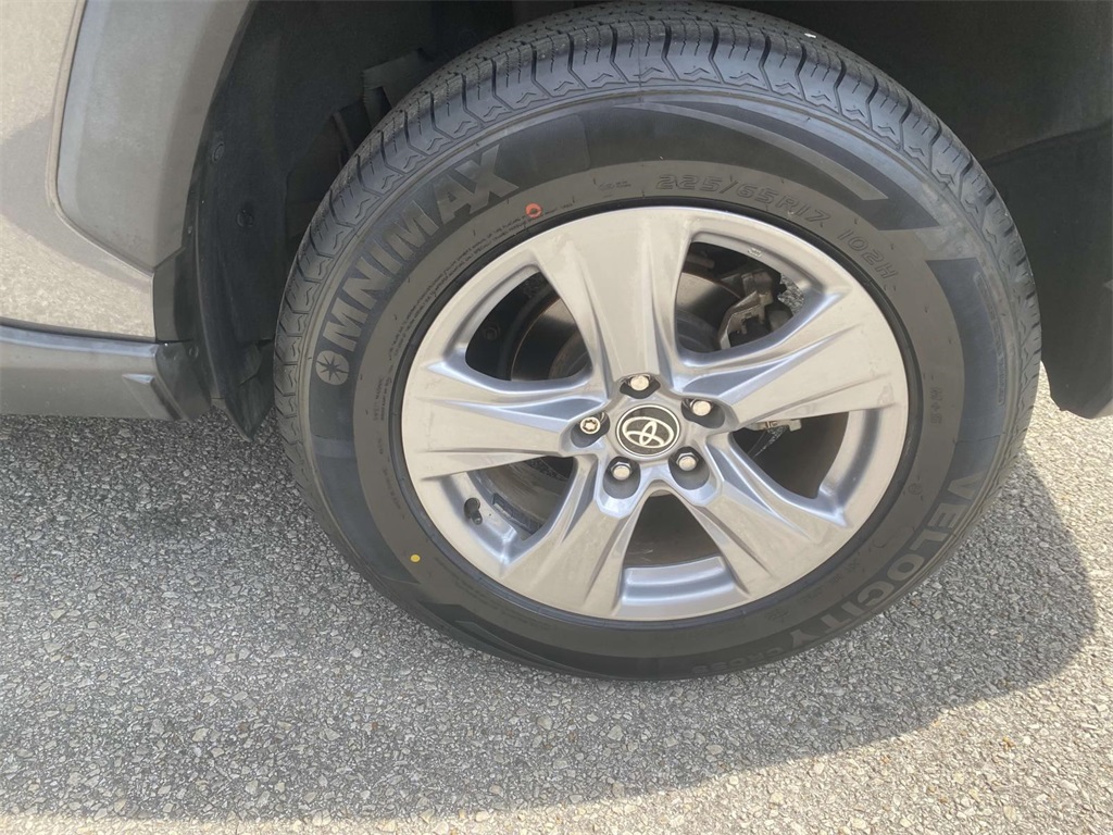 2022 Toyota RAV4 XLE photo 6