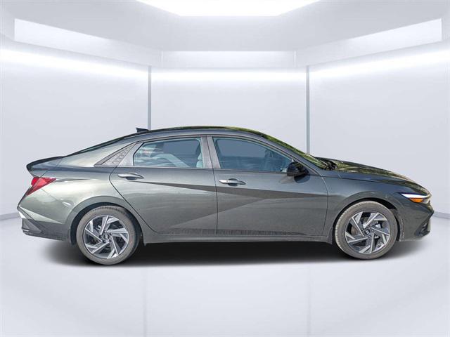2025 Hyundai Elantra SEL Sport photo 2
