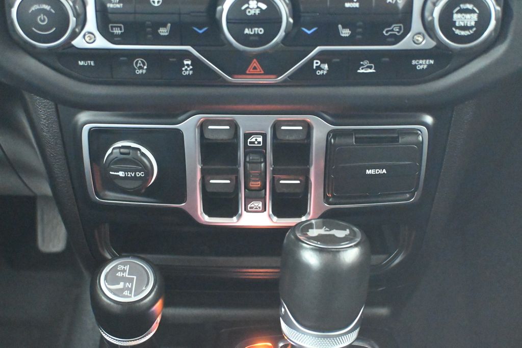 2024 Jeep Wrangler Sahara photo 25