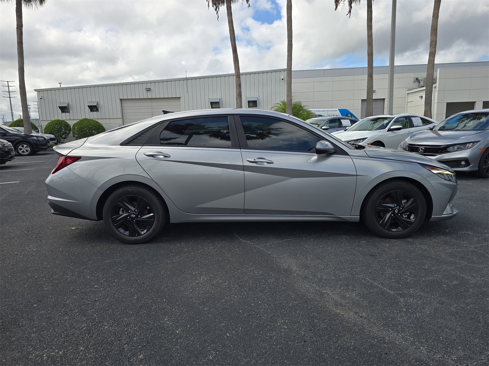 2022 Hyundai Elantra SEL photo 3