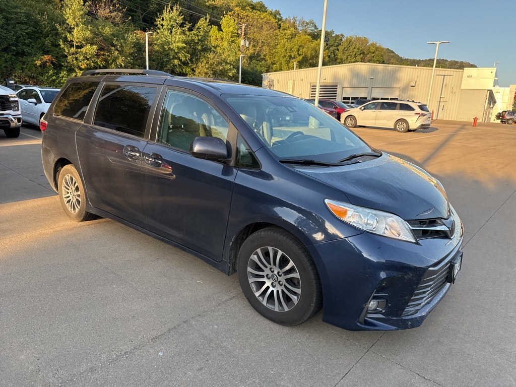2019 Toyota Sienna XLE photo 3