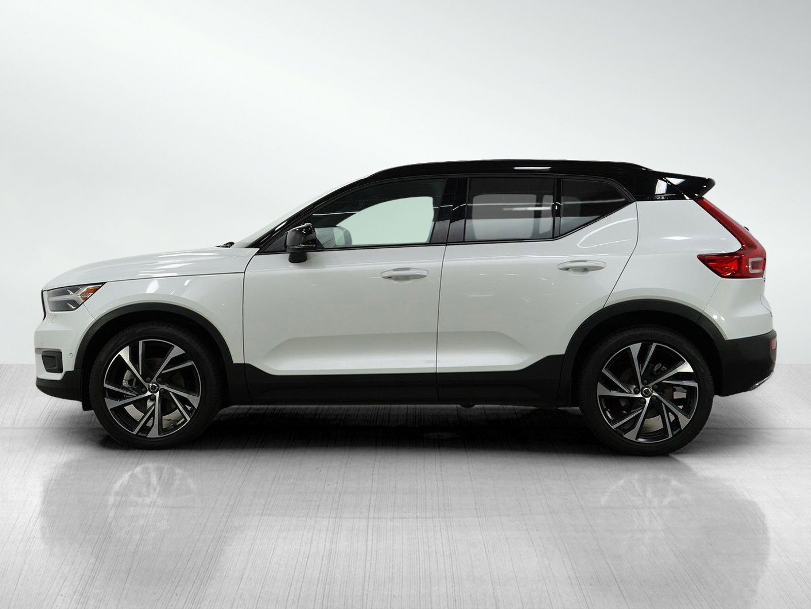 Used 2019 Volvo XC40 R-Design with VIN YV4162XZ6K2003752 for sale in Hopkins, Minnesota