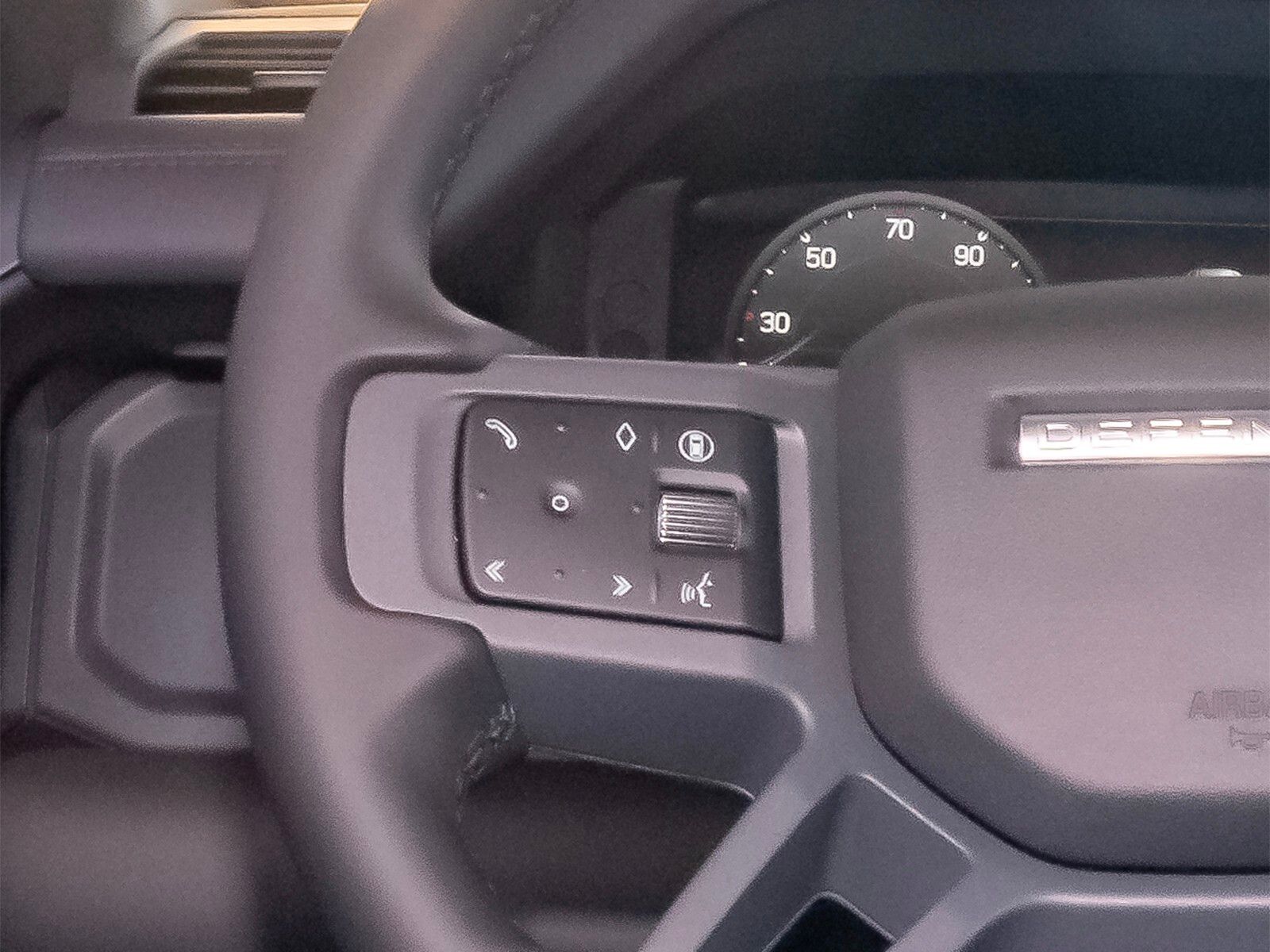 2025 Land Rover Defender 110 X-Dynamic SE photo 13