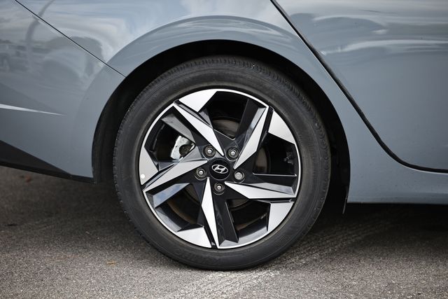 2022 Hyundai Elantra Limited photo 6