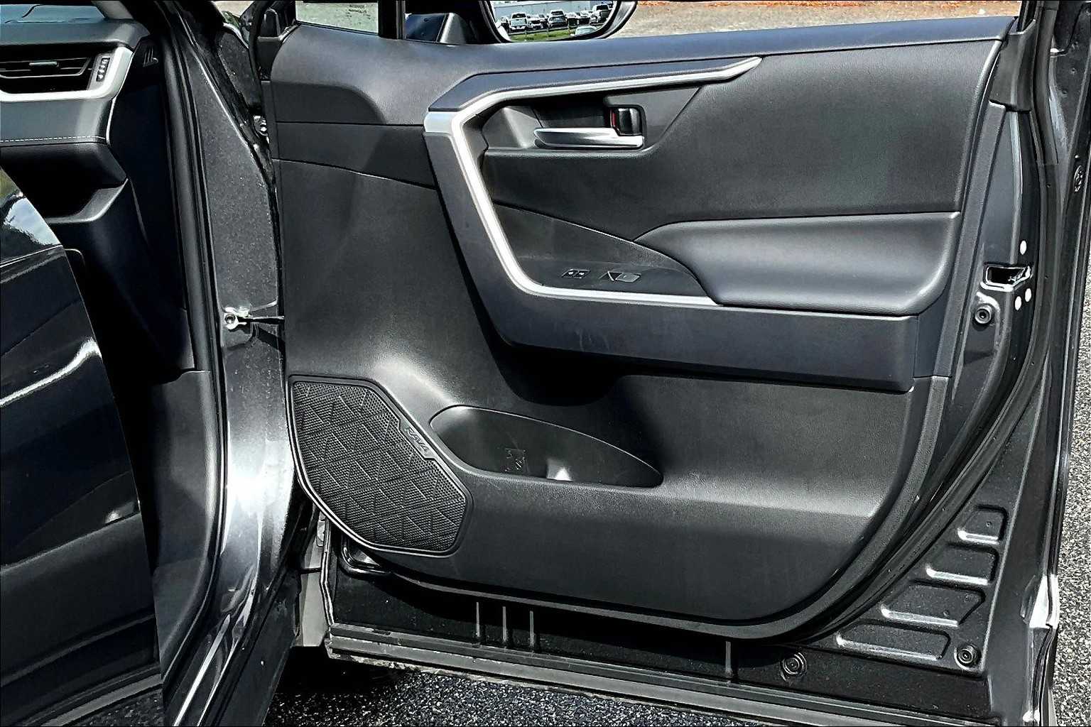 2025 Toyota RAV4 XLE photo 21