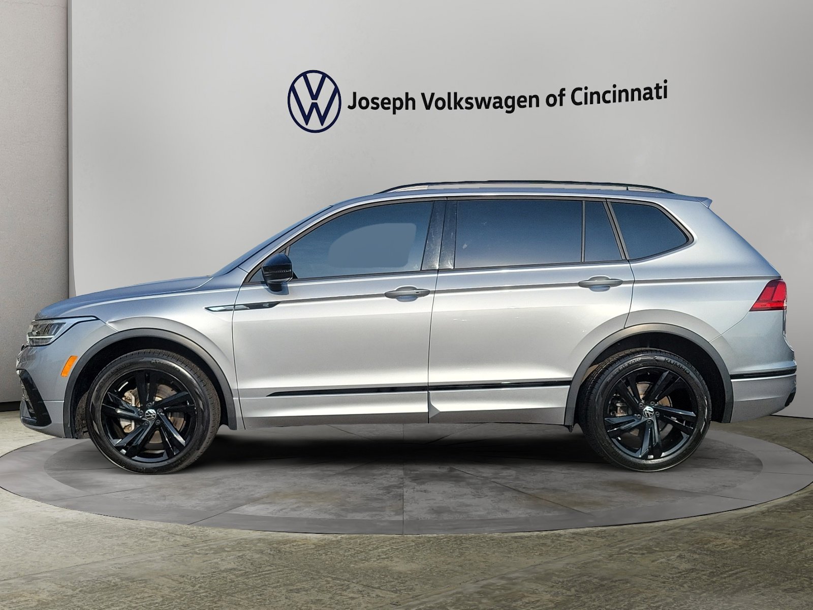 2023 Volkswagen Tiguan SE R-Line Black photo 2