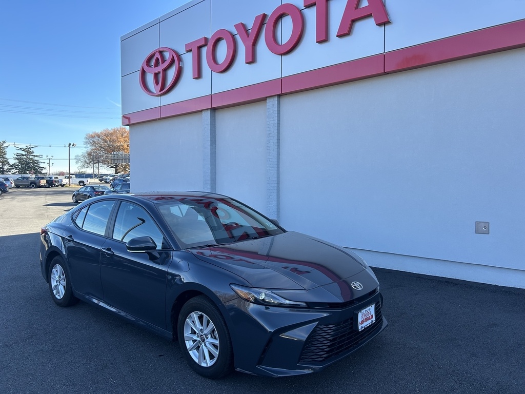 2025 Toyota Camry LE's photo