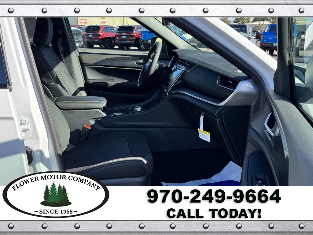 2025 Jeep Grand Cherokee Laredo X photo 2