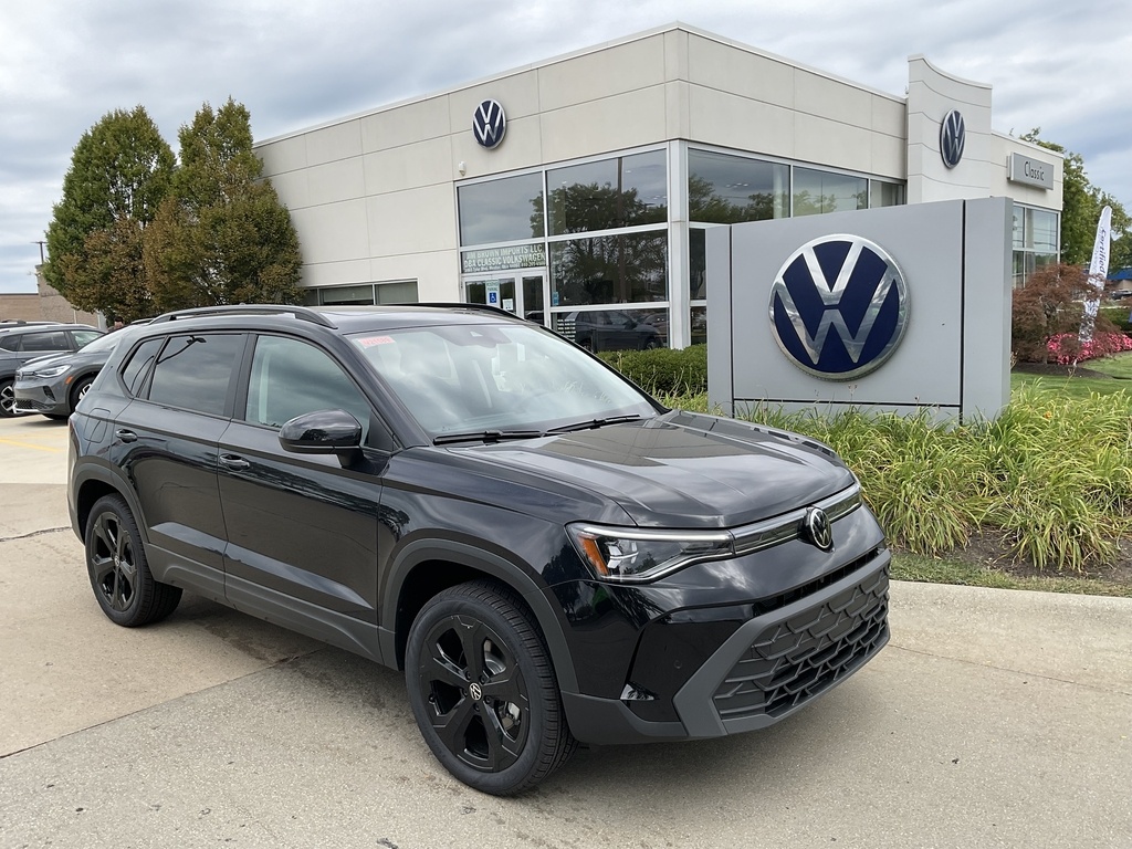 2025 Volkswagen Taos SE Black's photo