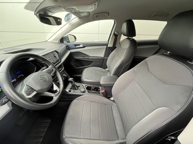 2022 Volkswagen Taos SE photo 2