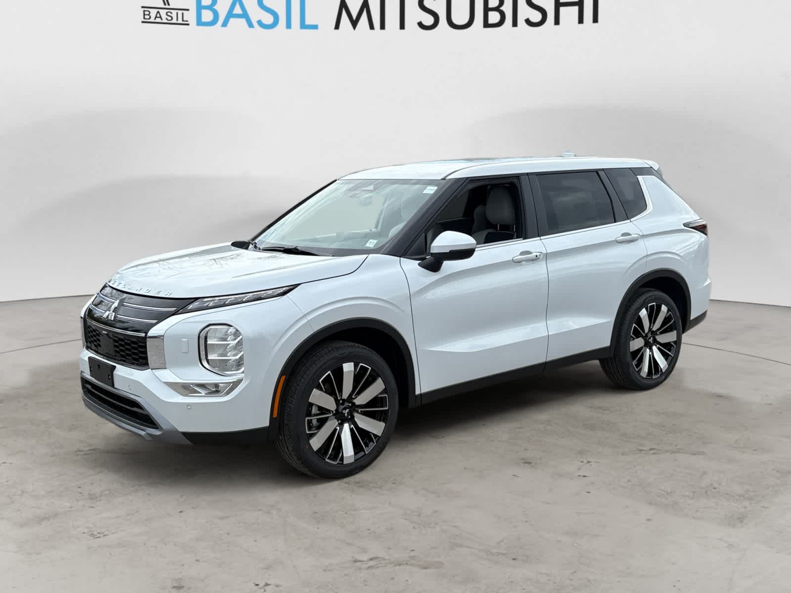2025 Mitsubishi Outlander SE's photo