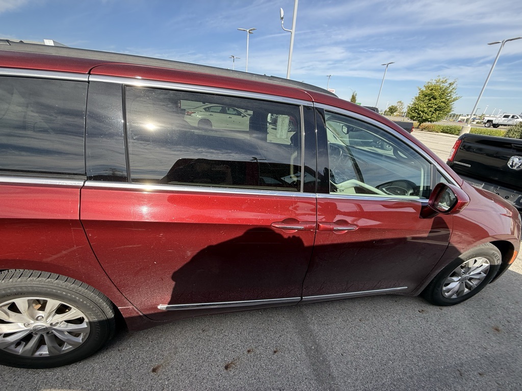 2017 Chrysler Pacifica Touring L photo 12