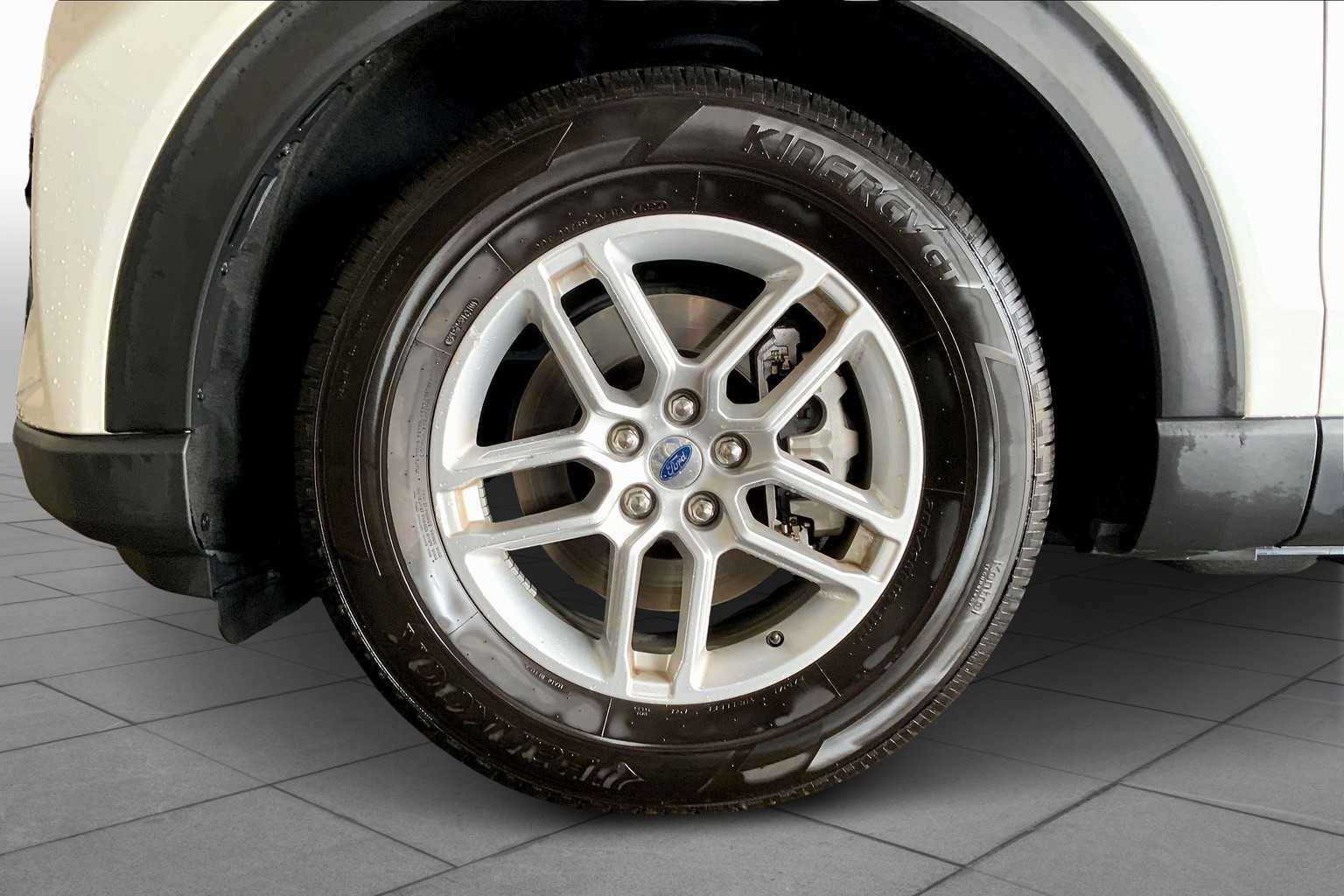 2025 Ford Explorer photo 9
