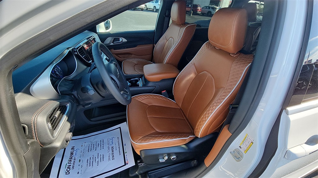 2024 Chrysler Pacifica Pinnacle photo 15