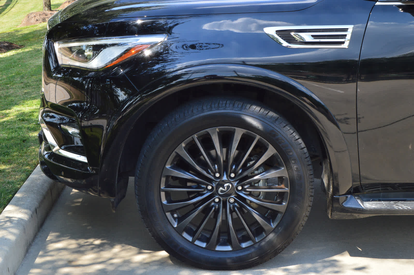 2022 Infiniti QX80 Sensory photo 8