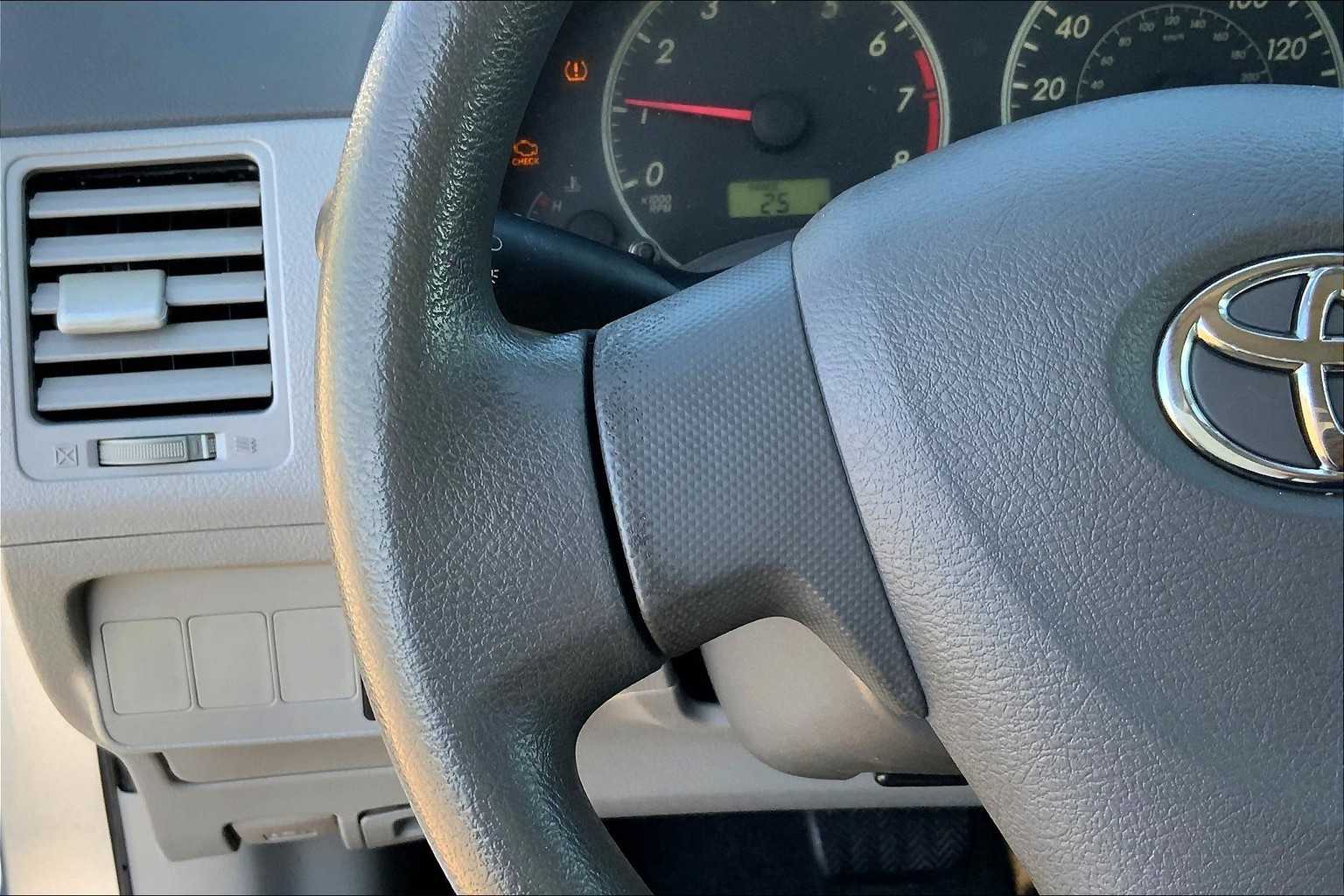 2009 Toyota RAV4 LE photo 21