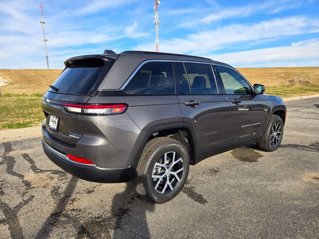 2025 Jeep Grand Cherokee Limited photo 3