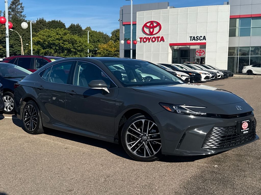 2025 Toyota Camry XLE's photo