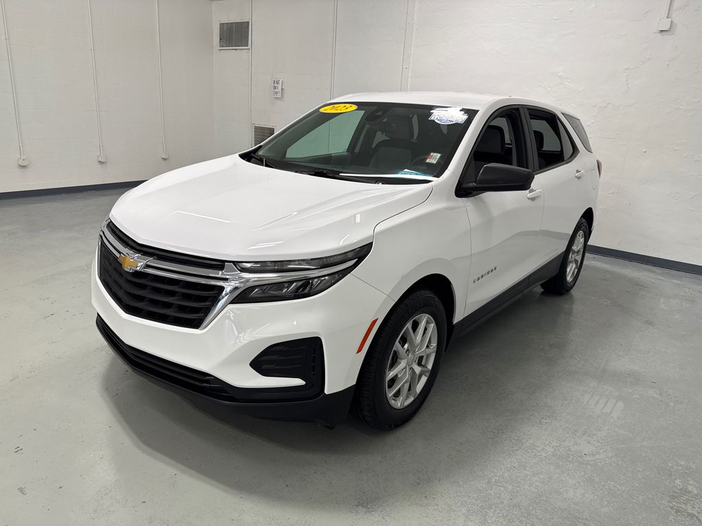 2023 Chevrolet Equinox LS photo 3