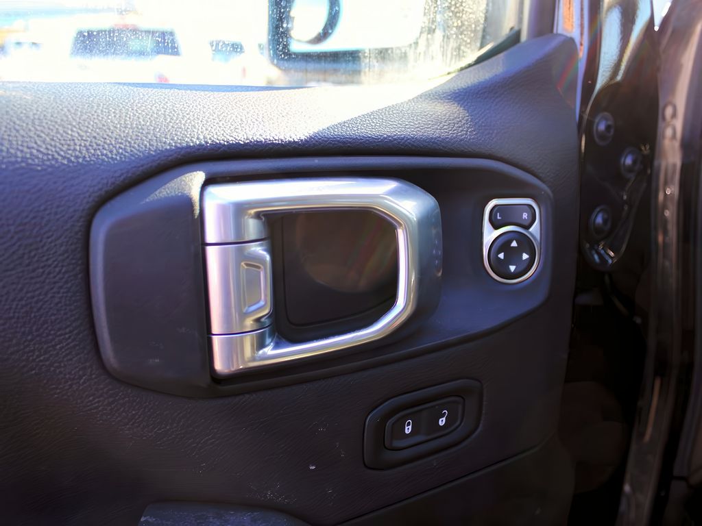 2023 Jeep Wrangler Sahara photo 11