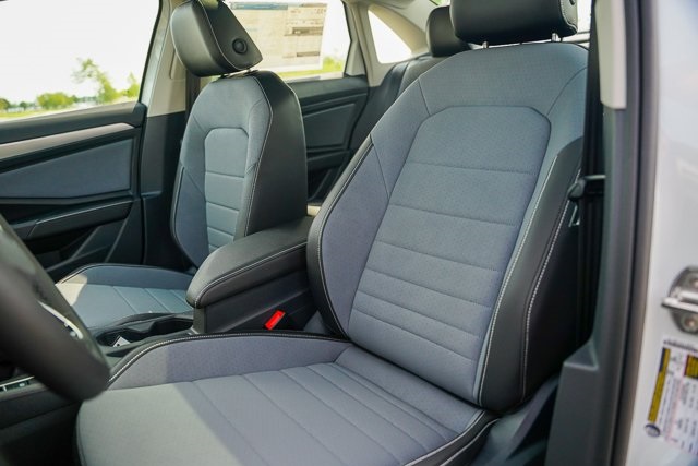 2025 Volkswagen Jetta 1.5T SE photo 4