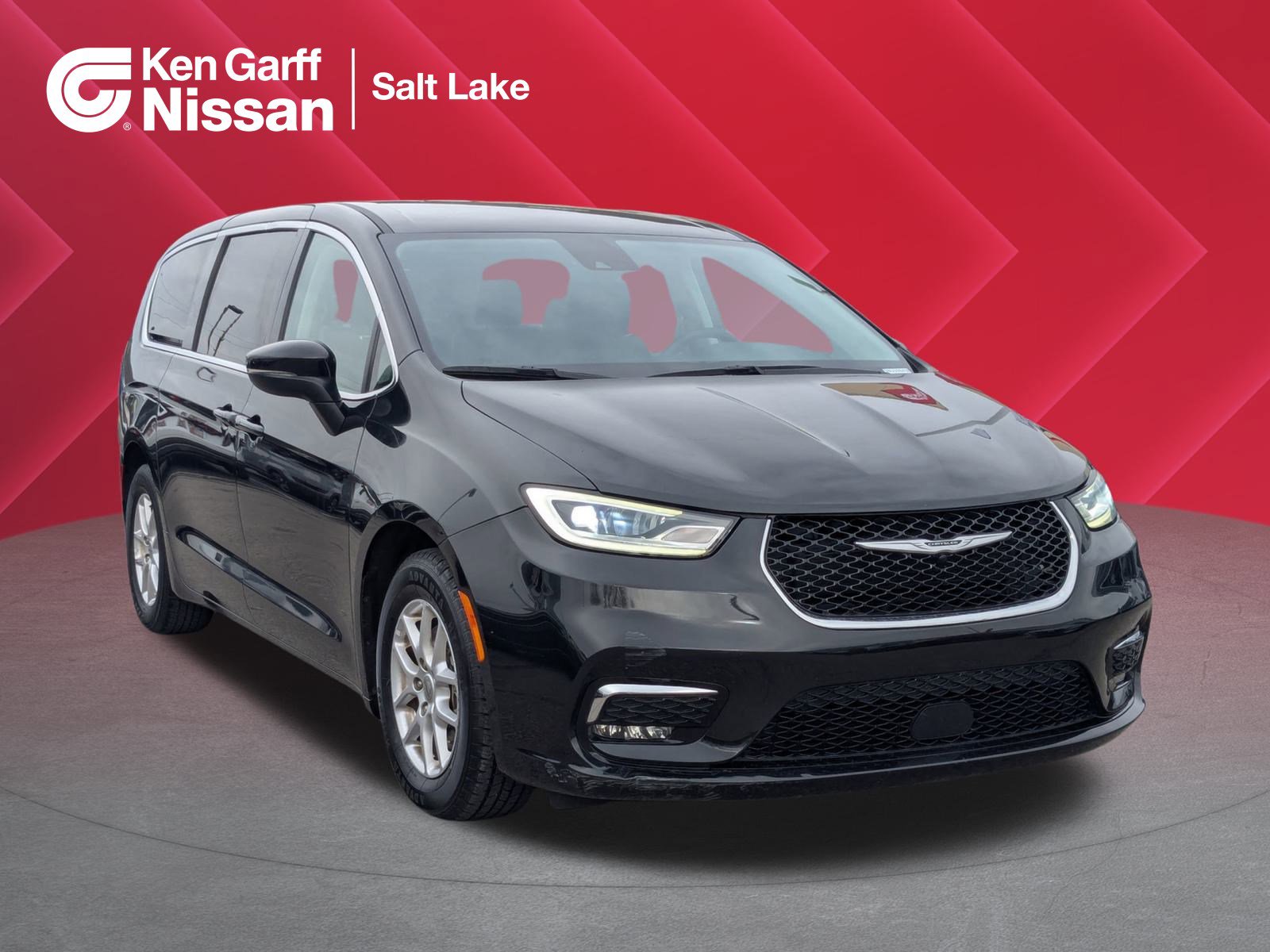 2023 Chrysler Pacifica Touring L's photo