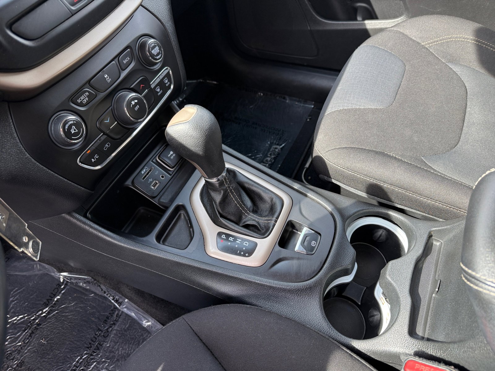 2015 Jeep Cherokee Latitude photo 13