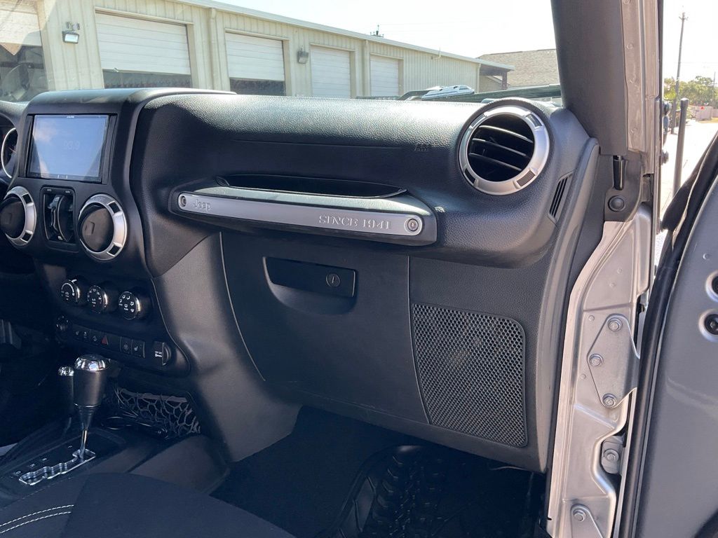 2016 Jeep Wrangler Unlimited Rubicon photo 13