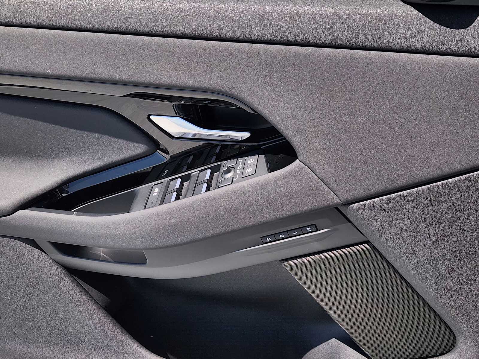 2026 Land Rover Range Rover Evoque Dynamic SE photo 17