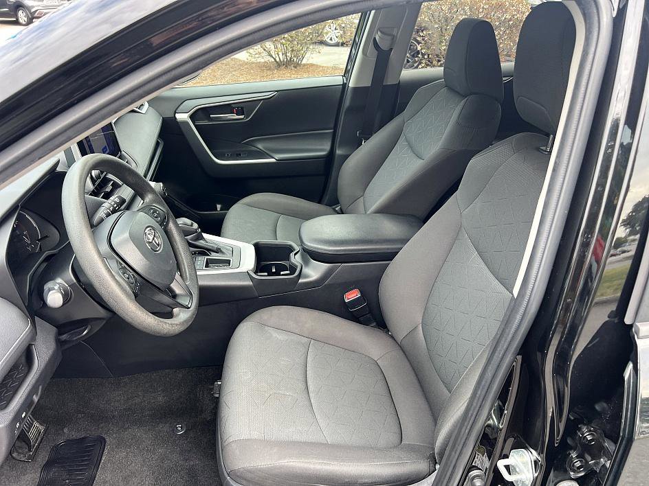 2023 Toyota RAV4 XLE photo 14