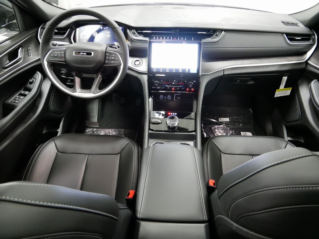 2025 Jeep Grand Cherokee Limited photo 13