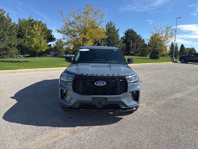 2025 Ford Explorer ST-Line photo 2